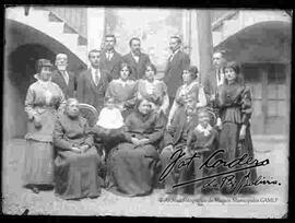 Grupo familiar en el patio de una casa particular