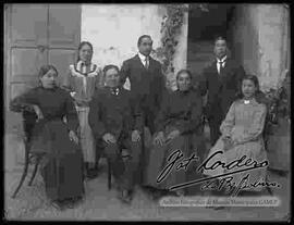 Familia en el patio de una casa particular