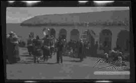 Danzarines de suri sicuris bailando en alguna comunidad.
