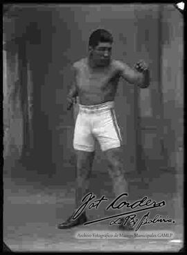 Foto de estudio de un boxeador del club Pabón, entrenando