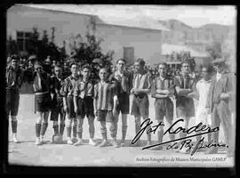 Equipo de futbol con su entrenador en la antigua cancha de la avenida Arce, hoy plaza Bolivia