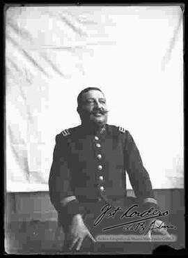 Fotografía de estudio. Imagen de medio cuerpo de un militar con bigote.