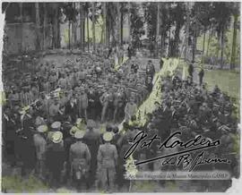 Recepción campestre de militares y civiles