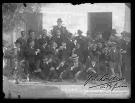 Grupo político, celebrando un acontecimiento con bebidas, en el patio de una casa particular