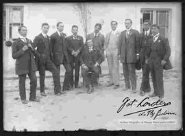 Hernando Siles, con los integrantes de su partido político, en el patio de una casa, presidente de Bolivia durante el periodo de 10 de enero de 1926 al 28 de mayo de 1930