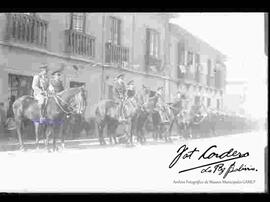 Comandante de la policía montado a caballo junto con oficiales y cadetes en formación para el desfile en la avenida armentia por el  aniversario de la policía