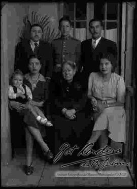 Grupo familiar,  posando en el pasillo de una casa particular