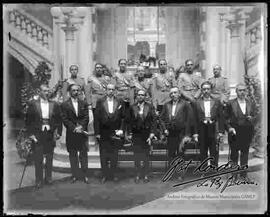 Presidente Hernando Siles, junto a su Gabinete y el Alto Mando Militar en las graderías del Palacio de Gobierno. todos portando bastón y guantes