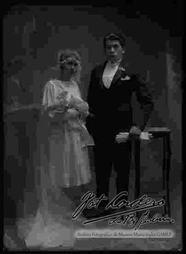 Retrato   de una pareja de  novios, en el día de su matrimonio