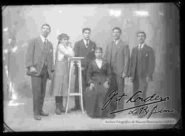 Retrato  de estudio de una familia