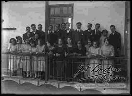 Grupo de jóvenes y señoritas, estudiantes de un instituto, posando  despues de haberse llevado a cabo un acontecimiento