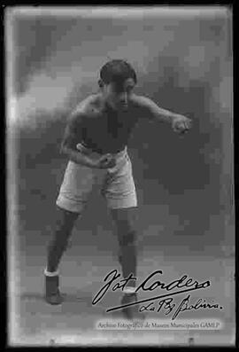 Foto de estudio de un boxeador del club Pabón, entrenando