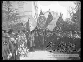 Ismael Montes junto a autoridades de gobierno  y trabajadores obreros de la federación obrera, sociedad cooperativa aurigas y obreros, unión grafica nacional, sociedad del porvenir, en el atrio de la iglesia de San Sebastián