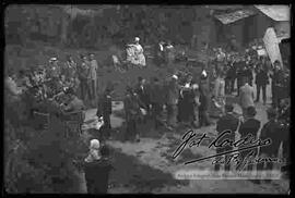 Celebración de una fiesta familiar, en el patio de una casa particular, bailando cueca