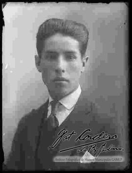 Foto de estudio de medio cuerpo de un joven que viste de traje