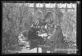 Sacerdotes franciscanos junto a Militares compartiendo bebidas