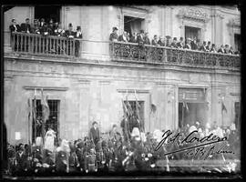 Transmisión de mando presidencial, General  Ismael Montes y José Gutiérrez Guerra observando el desfile de los cadetes del Colegio Militar, desde los balcones del Palacio de Gobierno