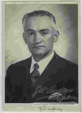 Foto de estudio de medio cuerpo del doctor  a. camacho porcel. 25 de nov. de 1948