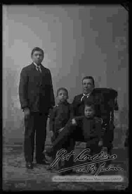 Foto de estudio de una familia. padre con sus tres hijos