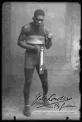 Foto de estudio de un boxeador del club Pabón, entrenando