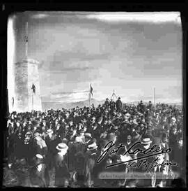 Concentración de una multitud de personas en el Faro Murillo de la ciudad de El Alto, en celebración del centenario del 16 de julio de 1909.