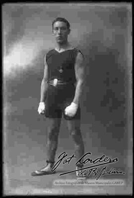 Foto de estudio de un boxeador del club Pabón, con una medalla en el cuello