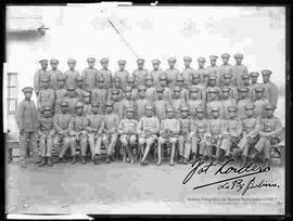 Foto de estudio de cuatro cadetes del Colegio Militar y un civil