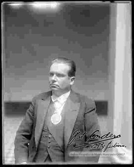 Foto oficial de Hernando Siles, con la medalla presidencias