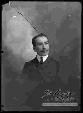Fotografía de estudio. Imagen de medio cuerpo de un varón con bigote.