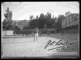 Partido de futbol, en la antigua cancha de la avenida Arce(actual plaza Bolivia)