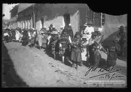 Niños desfilando por una calle.