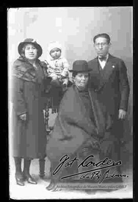 Foto de estudio. familia Cordero: Angel Cordero, Francisca Velásquez de Cordero, su pequeño hijo Jaime Cordero Velásquez  y la señora  Manuela de Cordero, que se encuentra vestida de pollera