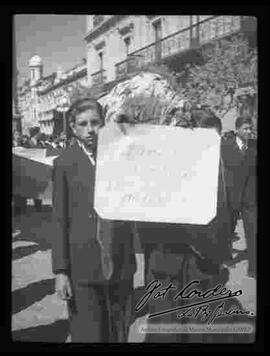 Estudiantes universitarios llevando la tumba de los restos de Bengel Gamberos, estudiante universitario asesinado durante el gobierno de Gualberto Villarroel. junio de 1946