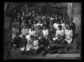 Grupo social de jóvenes y señoritas, en el patio de una casa particular, celebrando un acontecimiento