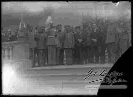 Hernando Siles junto a Militares