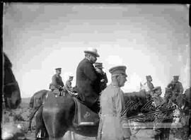 Presidente bautista saavedra montado a caballo, observando las maniobras Militares