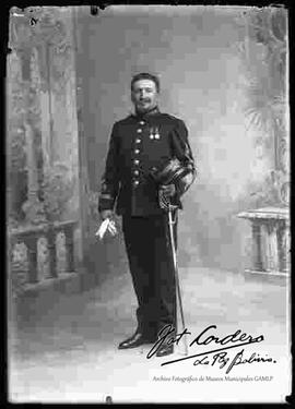 Foto de estudio de un Oficial de Infantería, con uniforme francés