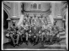 Presidente Hernando Siles, junto al Alto Mando Militar en las gradas del Palacio de Gobierno