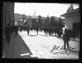 Desfile cívico del 16 de julio, por parte de la Sociedad el Porvenir, Federación Obrera, Centro Social de Obreros, pasando por la calle Loayza.