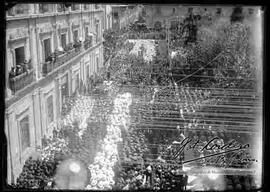 Desfile escolar en la Plaza Murillo entonando el Himno de la República en la  transmisión de mando presidencial del General Ismael Montes,  S. E José Gutiérrez