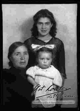 Foto de estudio de una familia. abuela madre e hija