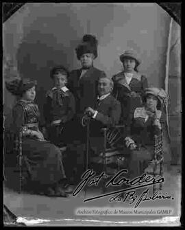 Foto de estudio de una familia. luciendo una variedad de sombreros