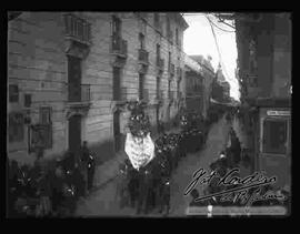 Desfile del 6 de agosto, por parte de la Sociedad Obreros de la Cruz y otras sociedades, pasando por la calle Mercado, esquina Yanacocha.