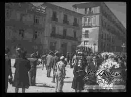 Manifestación y traslado de los restos del estudiante universitario Bengel Gamberos, por la Pérez Velasco, esquina calle Comercio junio de 1946