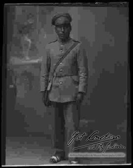 Foto de estudio de un soldado  de la Guerra del Chaco