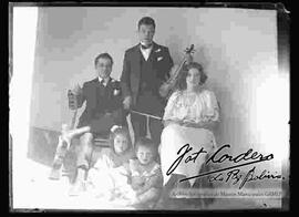 Una familia en el patio de una casa particular, con instrumentos de música