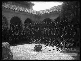 Estudiantes, cura y representantes del colegio San Francisco, en el interior del patio de la iglesia, en la congregación de los devotos de San Francisco