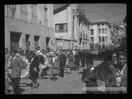 Estudiantes universitarios llevando coronas de flores y acompañando el traslado de los resto de Bengel Gamberos por la calle Loayza antes de su entierro. junio de 1946