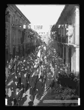 Desfile cívico del 16 de julio, pasando por la calle Mercado.