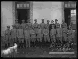 Grupo de oficiales del Colegio Militar en el patio del Colegio